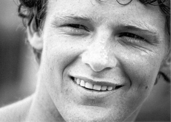 Terry Fox regardant au loin.