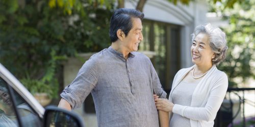 Couple de seniors asiatiques heureux