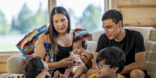 Famille autochtone avec trois jeunes enfants
